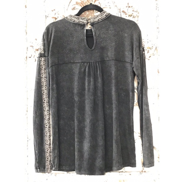 Gimmicks top w/beautiful embroidery! - Picture 4 of 5